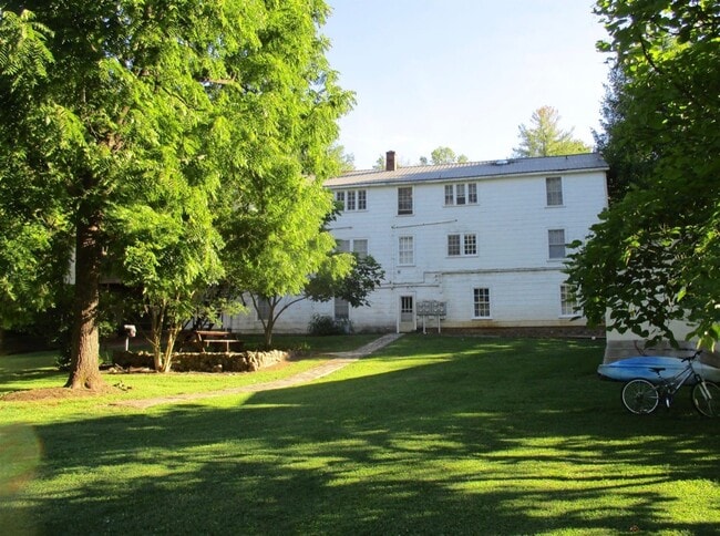 back of building - 212 Westwood Dr