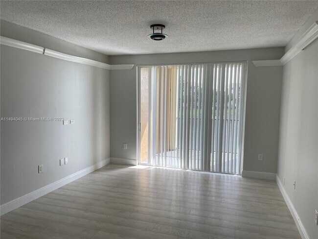 Foto del edificio - 7950 N Nob Hill Rd