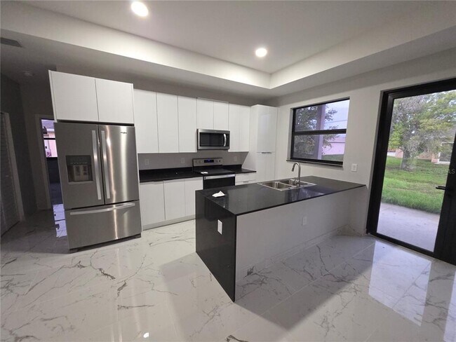 Foto del edificio - 1035 Kismet Pkwy W