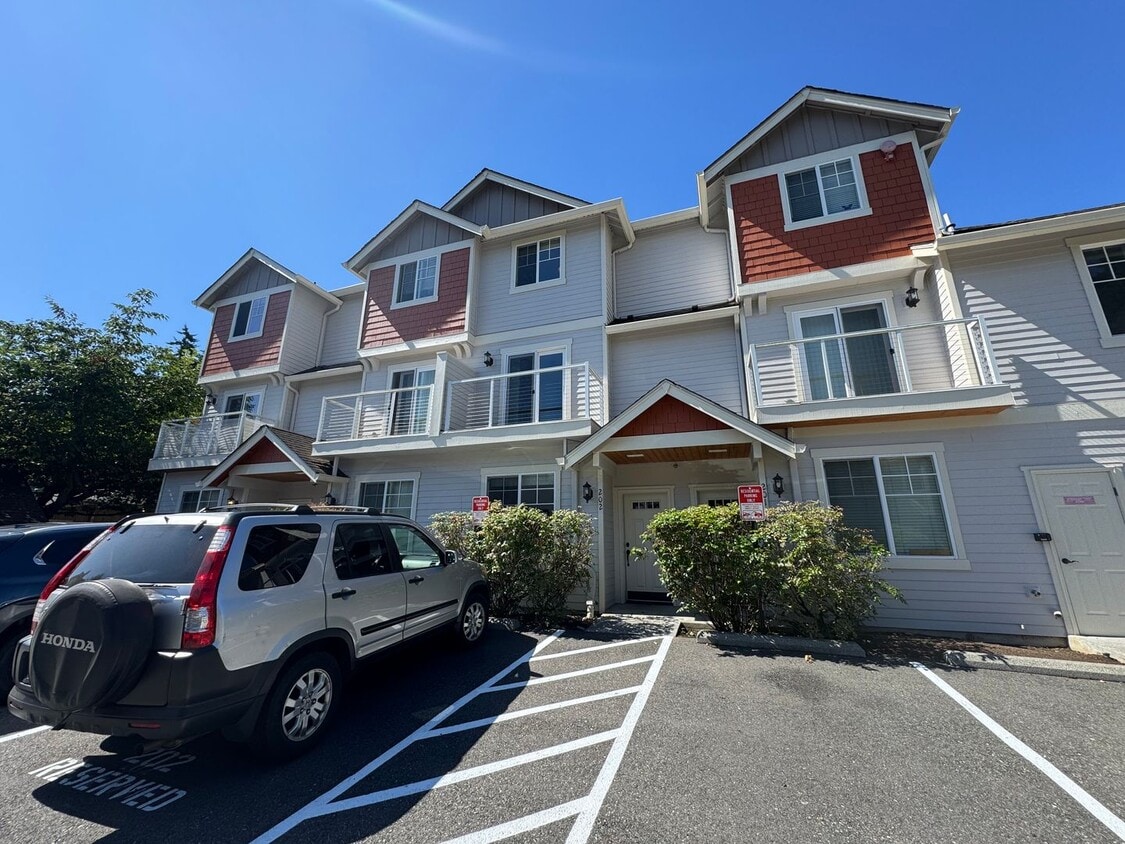 Spacious 2 bedroom 2 1/2 bath Plus Den to... - Spacious 2 bedroom 2 1/2 bath Plus Den  to...
