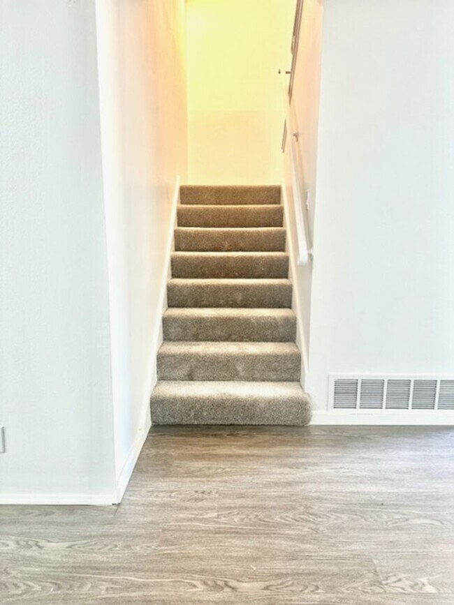 Building Photo - MOVE IN SPECIAL 1/2 OFF FIRST MONTHS RENT!