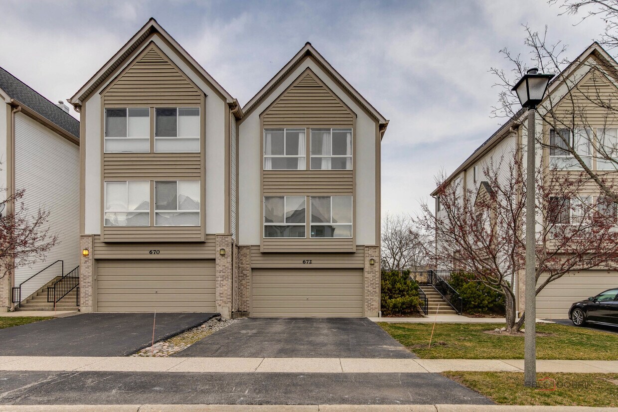 Primary Photo - 672 Diamond Pointe Dr