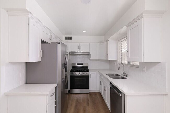 Foto del edificio - 3155 Montrose Ave