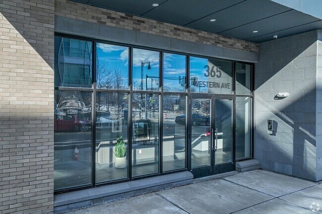 Foto del edificio - 365 Western Ave