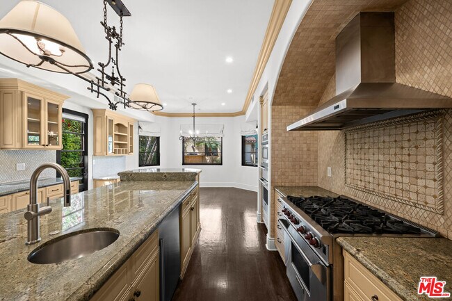 Building Photo - 305 N Palm Dr