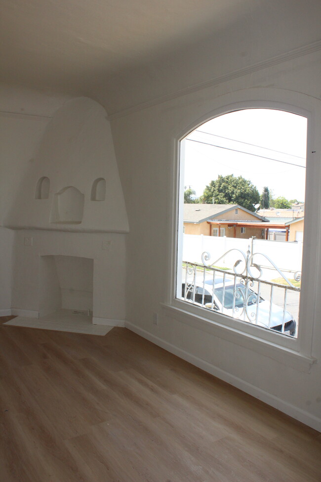 Building Photo - 2608 W 70th St