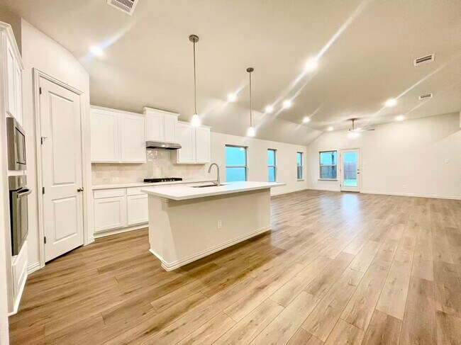 Building Photo - 16629 Freshwater Dr