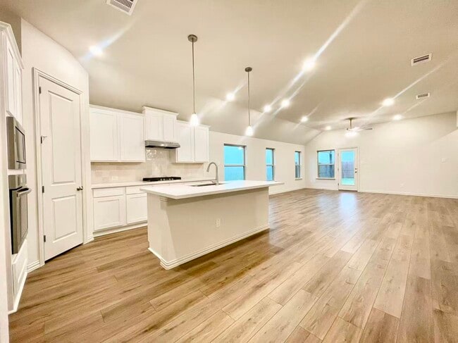 Foto del edificio - 16629 Freshwater Dr