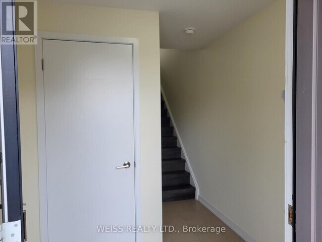 Photo du bâtiment - 510 N Service Rd