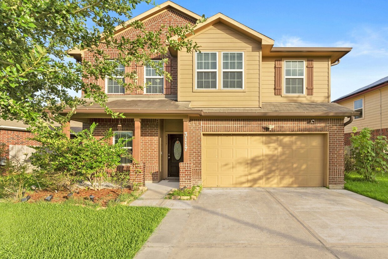 Primary Photo - Comfort and Convenience in This Bay Colony Pointe Beauty