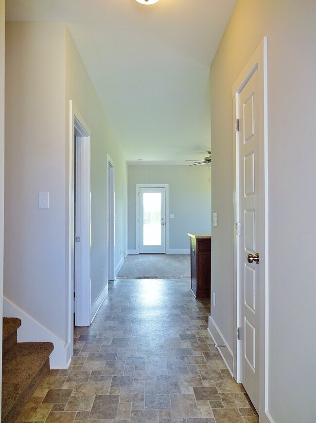 Foto del edificio - Town Home in Chelsea!!! Available to View ...