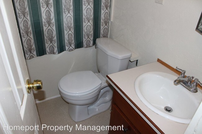 Building Photo - 451 SW Twin Oaks Cir