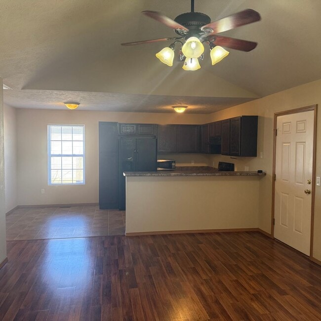 Foto del edificio - 3 bedroom 2 bath home in Willard School District