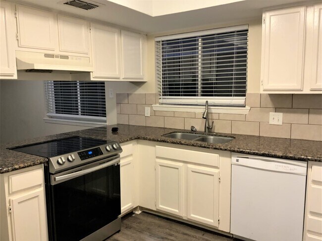 Foto del edificio - 13822 Towne Way Dr