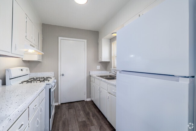3BR, 2BA - 1,040SF - Kitchen - West Scenic Apartments