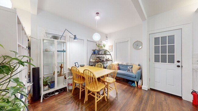 Building Photo - 114 Hudson St