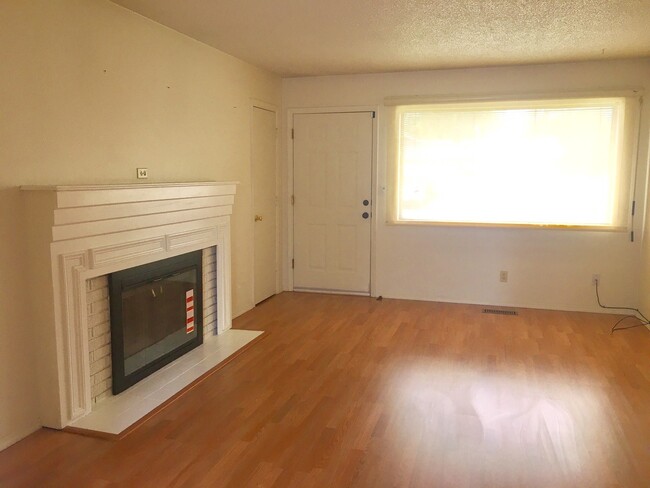 Building Photo - Charming 2BD Duplex in a Prime Vancouver L...