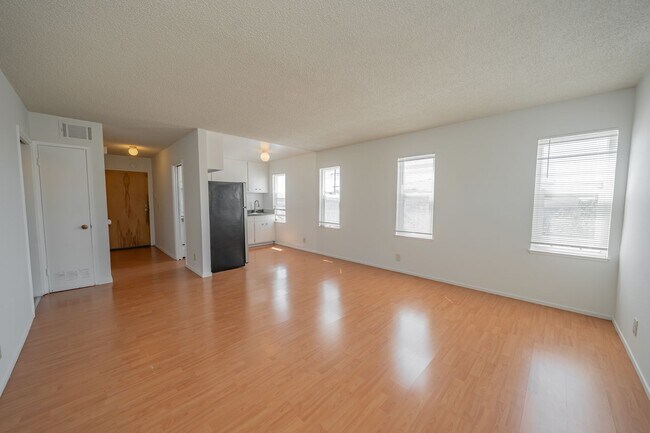 Building Photo - 1467 Russell St