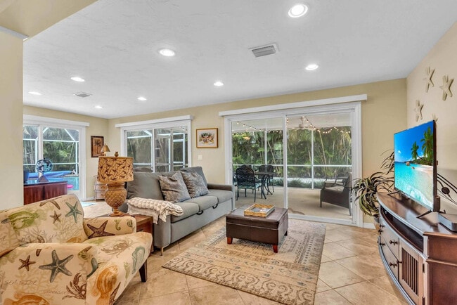 Building Photo - 2852 Gulf Gate Dr