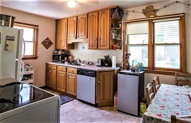 Foto del edificio - AVAILABLE JUNE 1--2305 S Grange