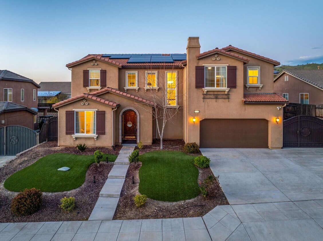 Foto principal - $3,195 Millerton & Friant, 4 Bedroom - Rus...