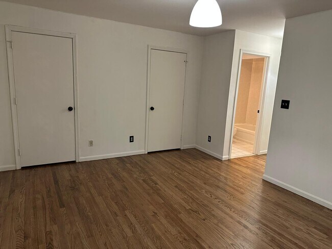 Building Photo - 857 Martin St