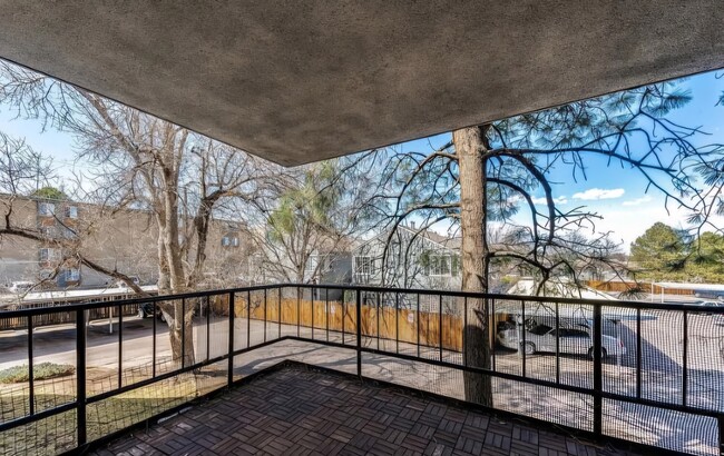 Building Photo - 2325 S Linden Ct