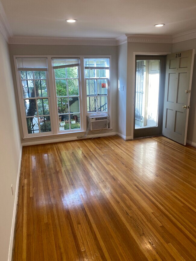 Foto del edificio - 218 S Fuller Ave