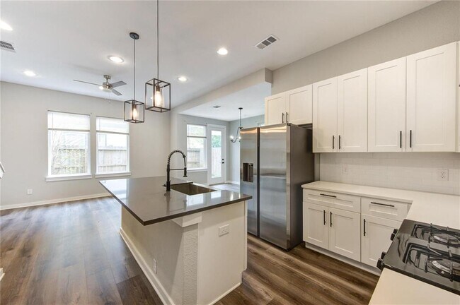Foto del edificio - 6726 Parker Oaks Ln