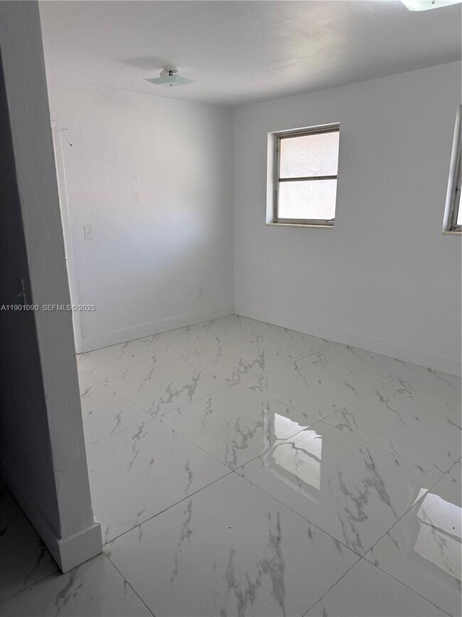 Foto del edificio - 954 SW 4th St