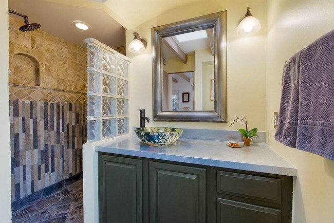 Foto del edificio - 842 W Manhattan Ave