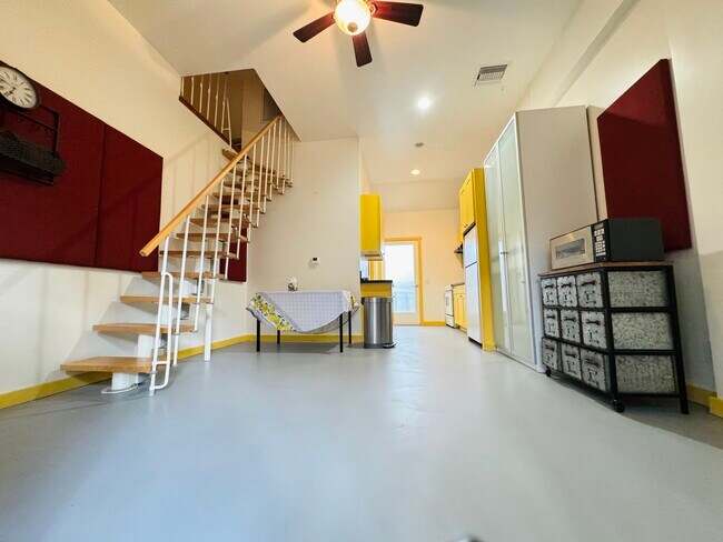 Building Photo - 1815 Oak View Ln