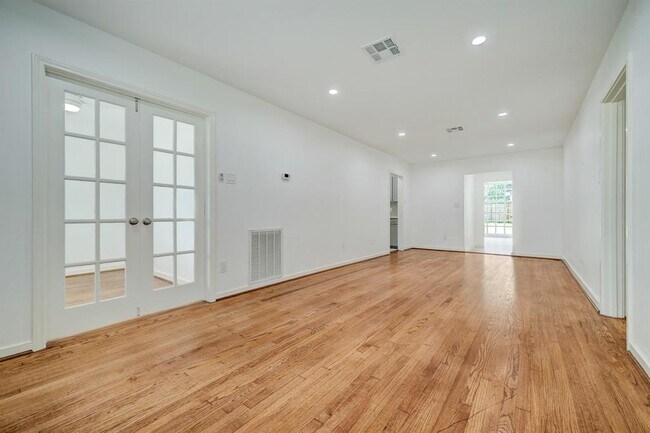 Building Photo - 982 W 41st St