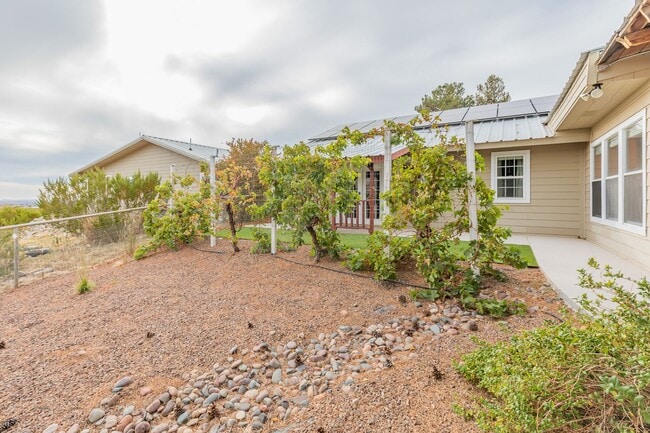 Building Photo - Private Country Home - Over 9 Acres of Lan...