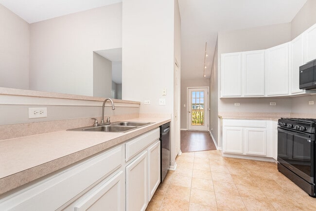 Building Photo - 2404 Golf Ridge Cir