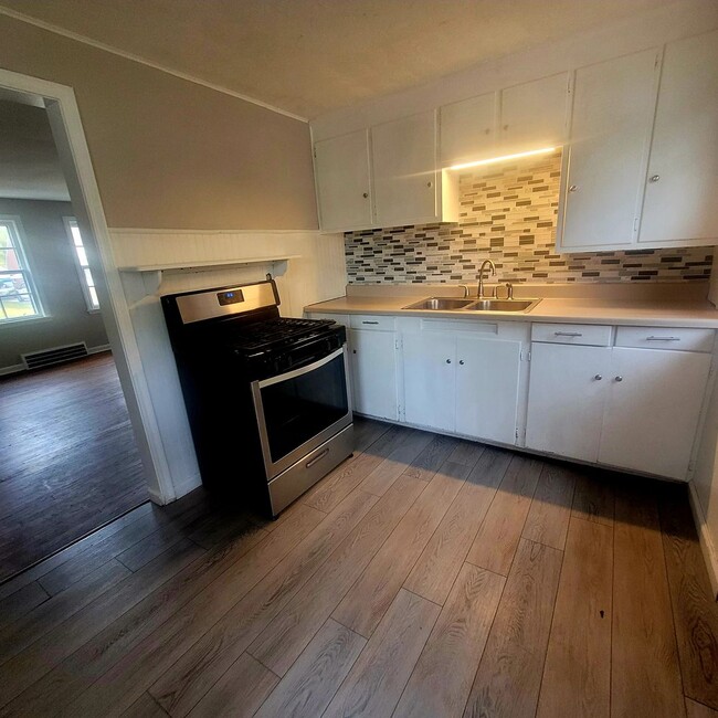 Building Photo - Section 8 Accepted: Affordable 4 Bed, 1 Ba...