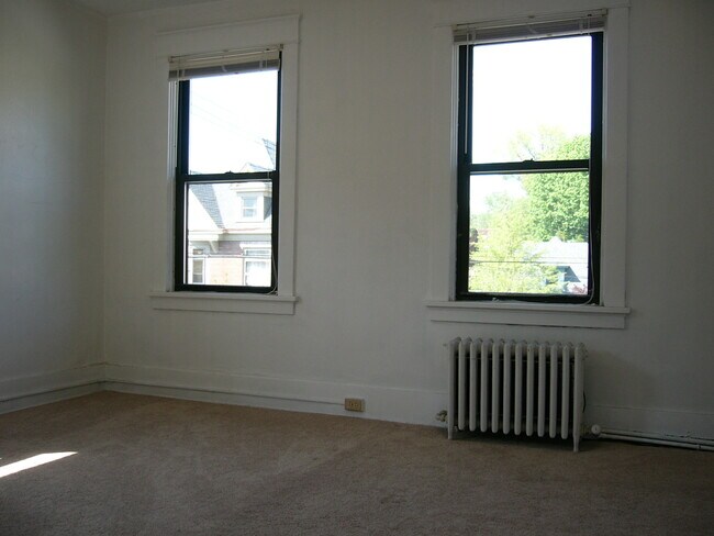 Bedroom 2 - 5556 Avondale Plz House