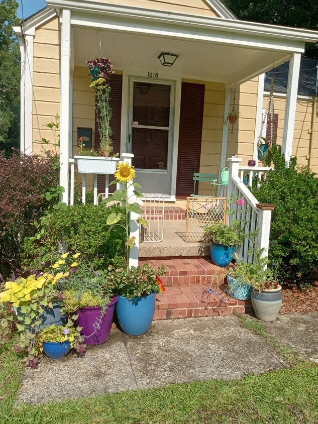 *$250 RENT CREDIT AVAILALBE* Adorable 1 Be... - Adorable 1 Bedroom Duplex in Old West Durh...