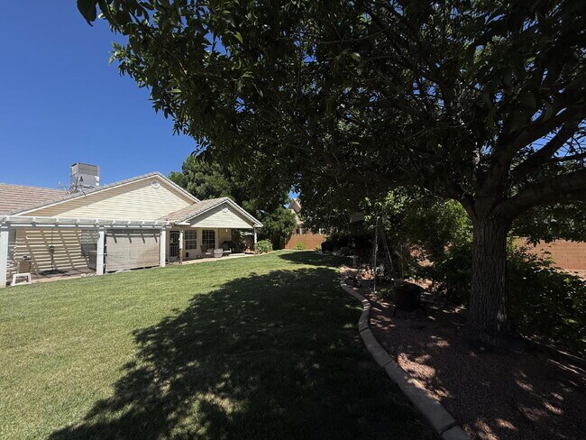 Foto del edificio - "Charming 3-Bedroom Home with 2 Baths on S...