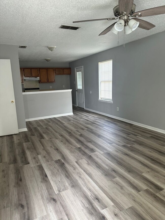 Building Photo - 508 Village Cove