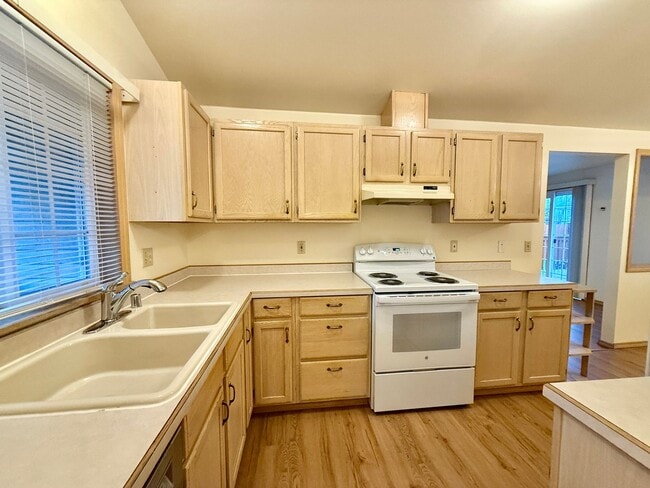 Foto del edificio - Sunny Rambler on Corner Lot with Large Fenced Yard & Deck