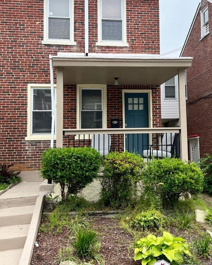 Primary Photo - Beautiful Updated 3/1 Twin Home in a Great...