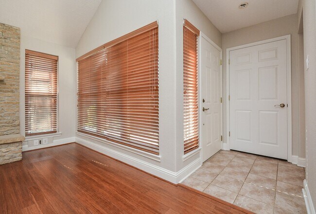 Foto del edificio - 13859 Hollowgreen Dr