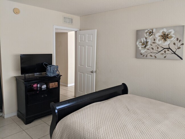 Foto del edificio - 7713 N Kendall Dr