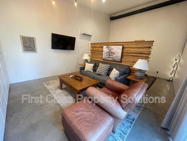 Foto del edificio - 711 N Douglas Ave