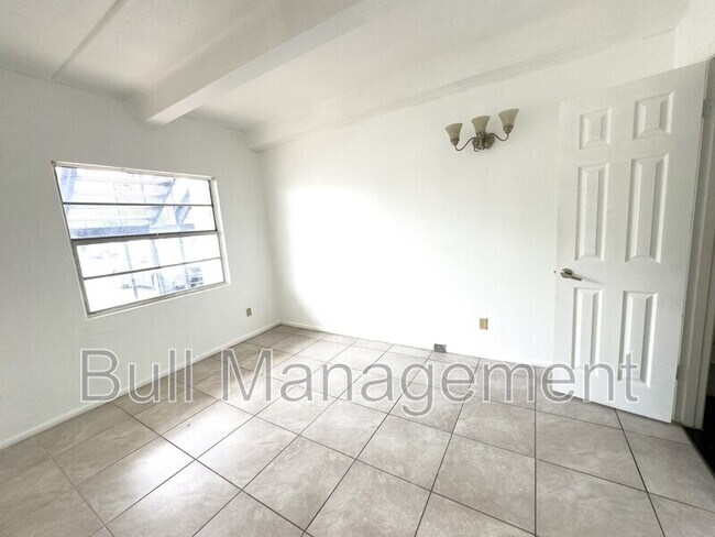 Foto del edificio - 5261 Alhambra Dr