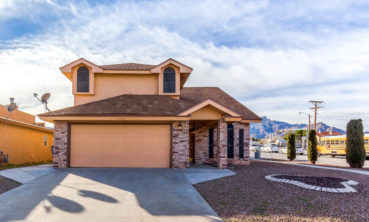 Foto principal - Prestigious Tri Level Home on East Side