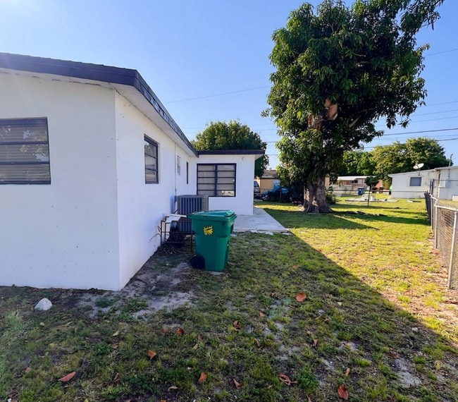 Building Photo - 3361 NW 5th Pl