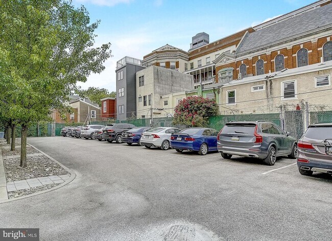 Foto del edificio - 3bedroom house with parking and rooftop