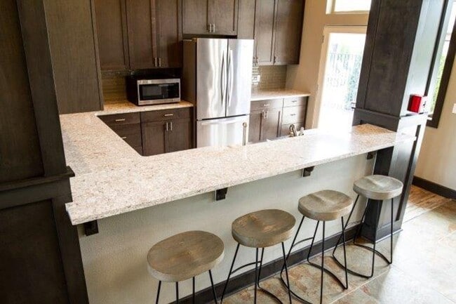 Building Photo - 2 bedroom 1 Bath top floor!  Move in 5/17/...